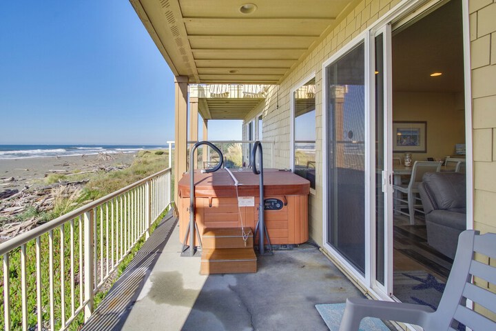 Quiet Waterfront Escape w / Hot Tub & Beach Access!