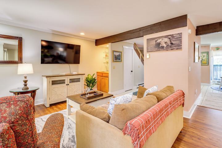 Hike Golf & Explore: Pocono Pines Townhome