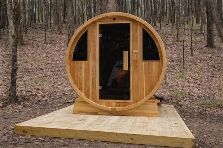 Cozy Cottage with Jacuzzi Sauna, Fire Pit and Reading Nook!