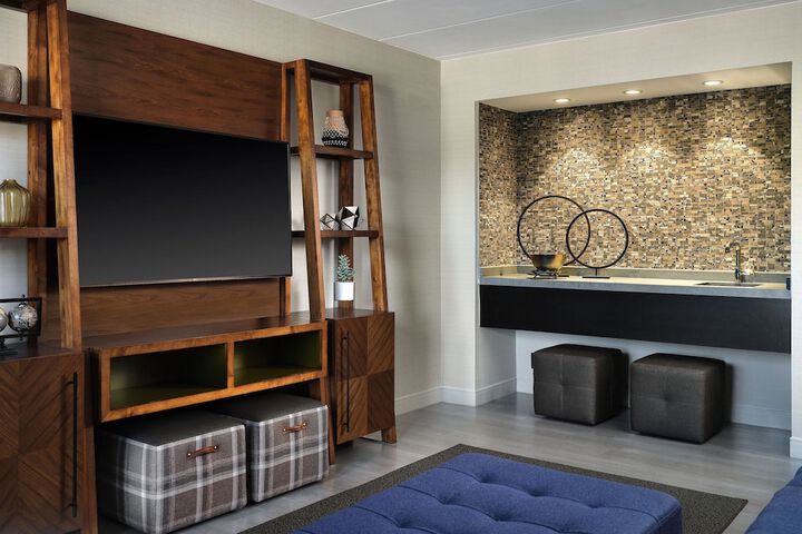 Lounge 89 of 103