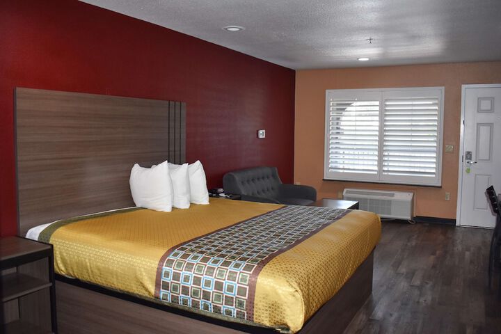 Room 13 of 19