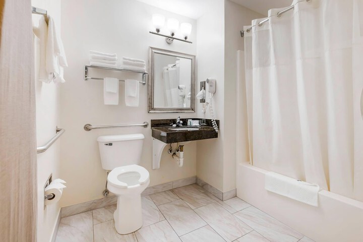 Quality Inn & Suites Stoughton - Madison South