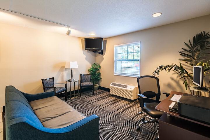 Business Center 22 of 23