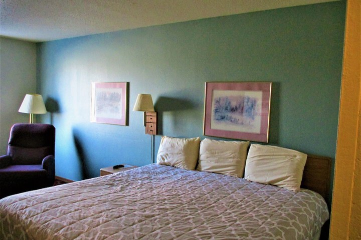 Room 12 of 16