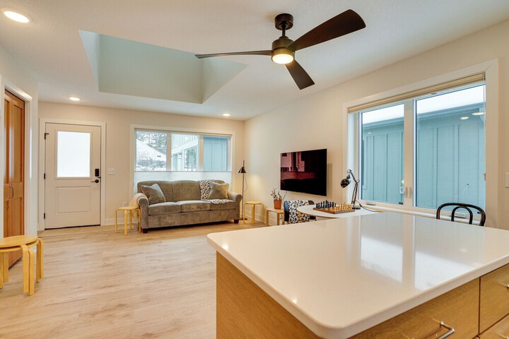 1 Mi to Carleton College: Wfh-friendly Apartment