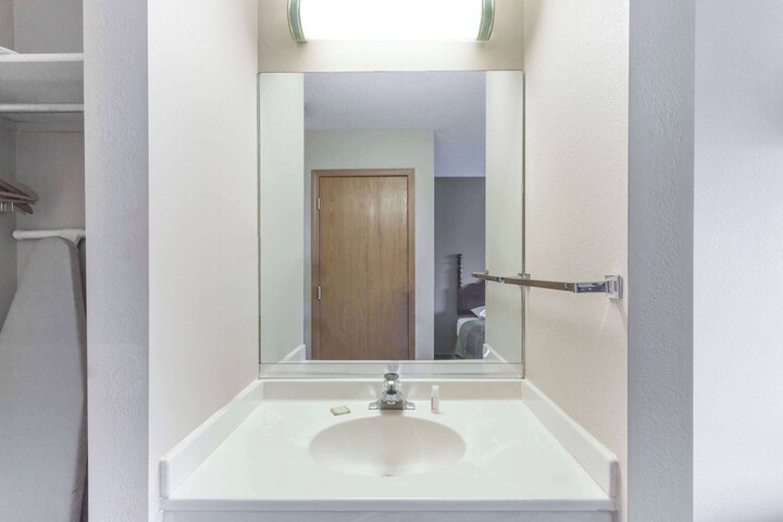 Super 8 by Wyndham Yorkville