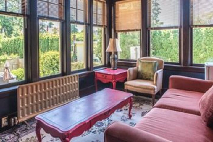 Oak Bay Guest House Bed & Breakfast