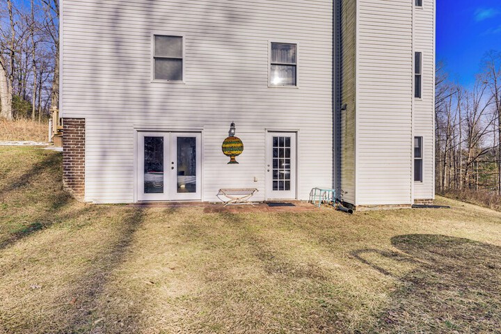 Family Home w / Game Room & Decks in Etlan!