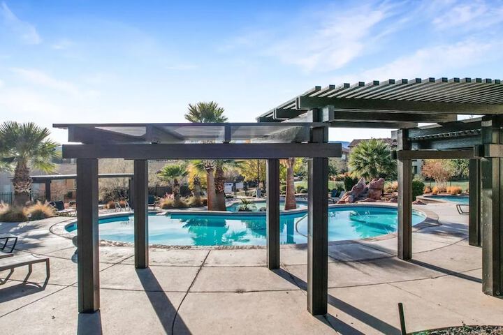 Entire Home Paradise Pools 2 King Suites