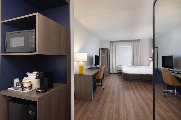 Comfort Suites Outlet Center