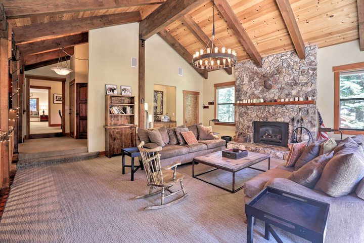 North Lake Tahoe Cabin: 4 Mi to the Beach!