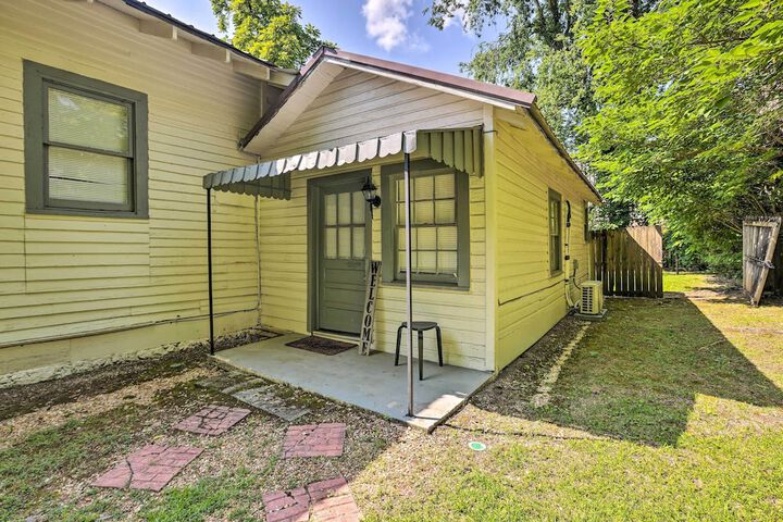 Quaint Leeds Studio w / Yard 18 Mi to Birmingham!