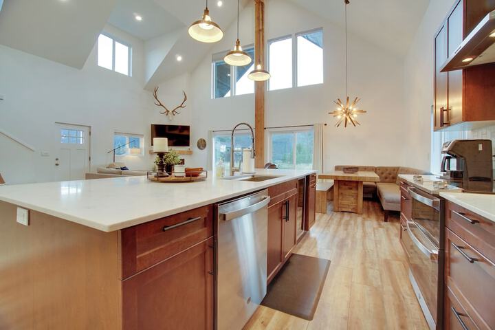 Modern Donnelly Cabin w / Private Hot Tub