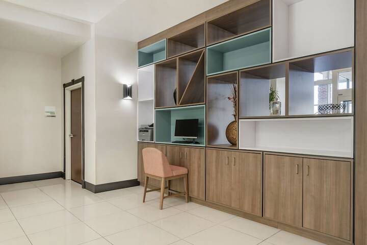 Business Center 25 of 25
