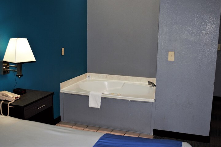 Room 9 of 32