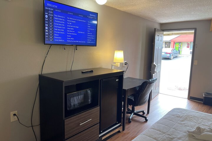 Super 8 by Wyndham Monroe