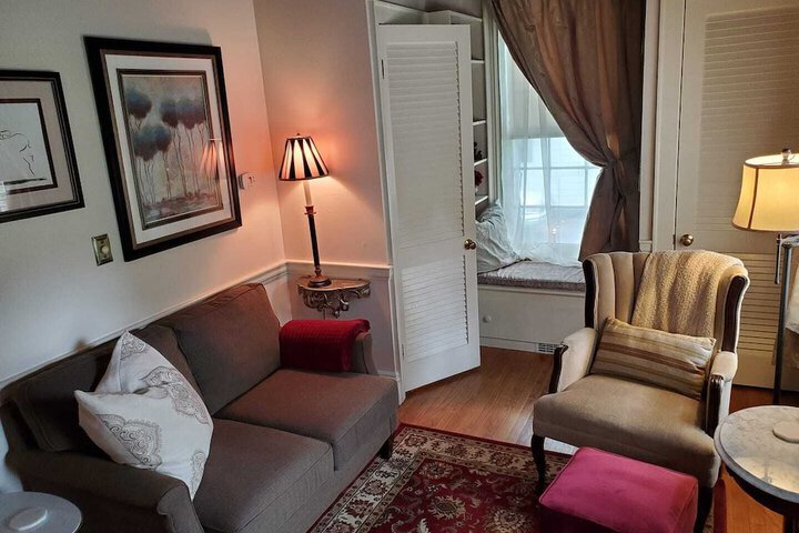PineCrest Inn