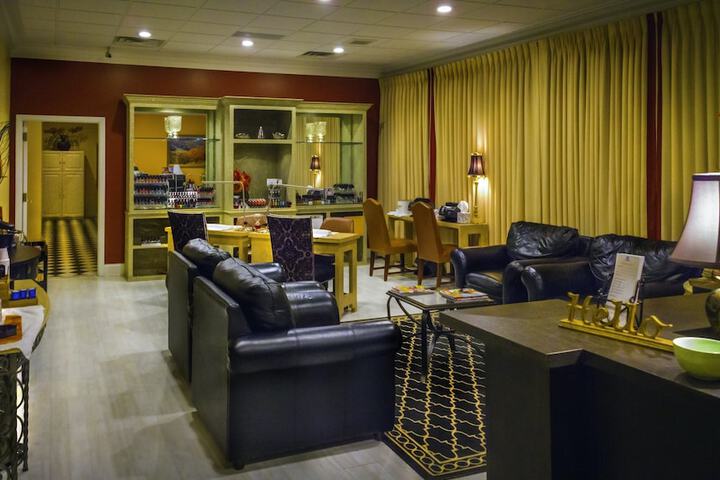 Lounge 36 of 52
