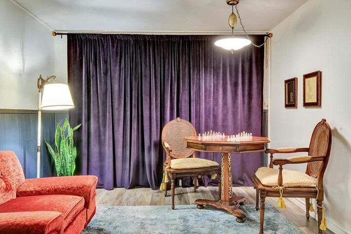 Retro vibe w hot tub piano lounge and vinyls