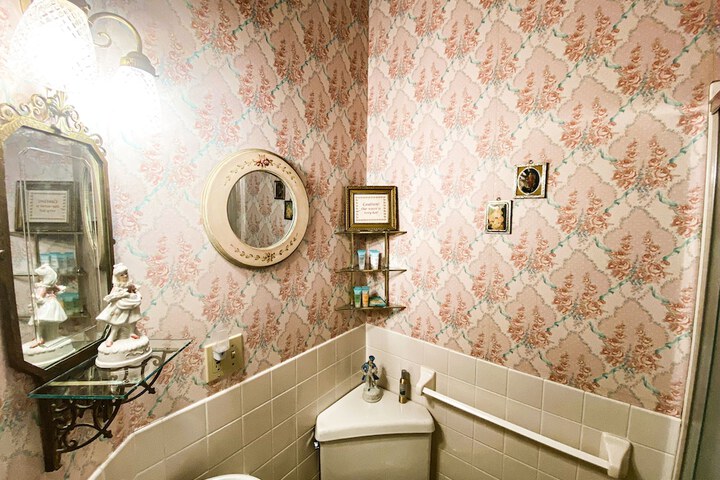 Room 27 of 70