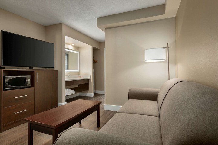 Super 8 by Wyndham Ajax / Toronto On