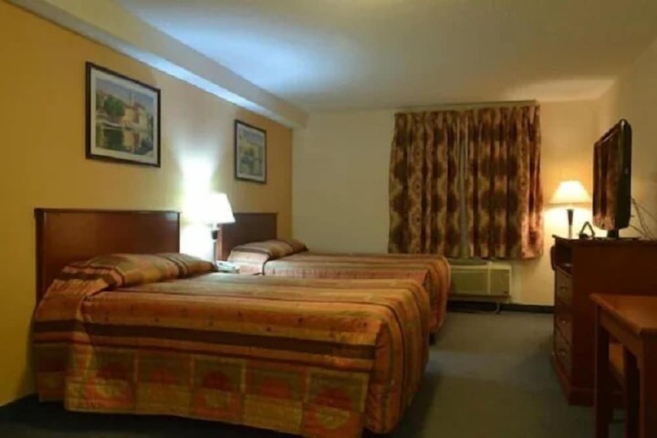 Aurora Park Inn & Suites