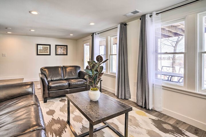 Cozy Plymouth Cottage w / Medicine Lake View!