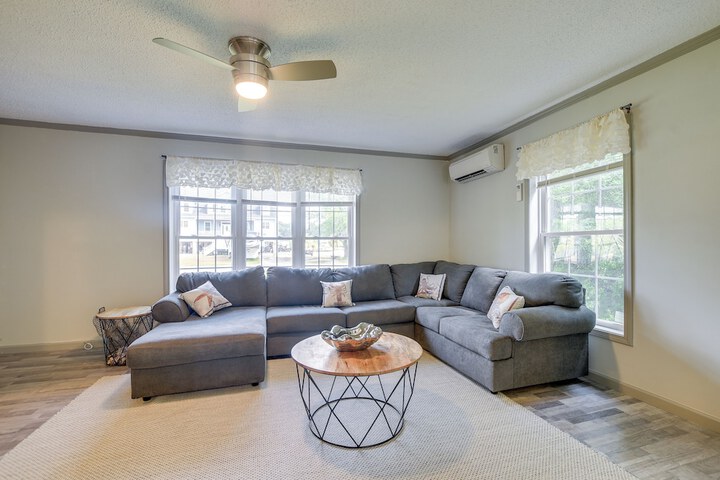 Group-friendly Myrtle Beach House w / Deck