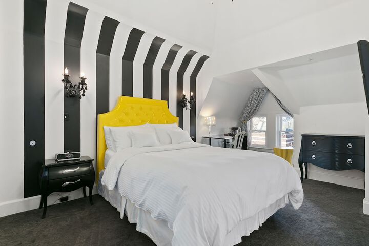 Room 49 of 102