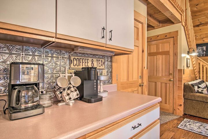 Rustic Rothbury Cabin w / Resort Amenity Access!