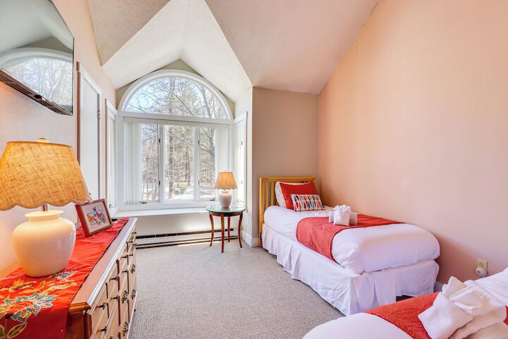 Hike Golf & Explore: Pocono Pines Townhome