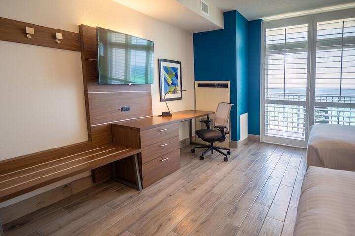 Holiday Inn Express & Suites Panama City Beach - Beachfront by IHG