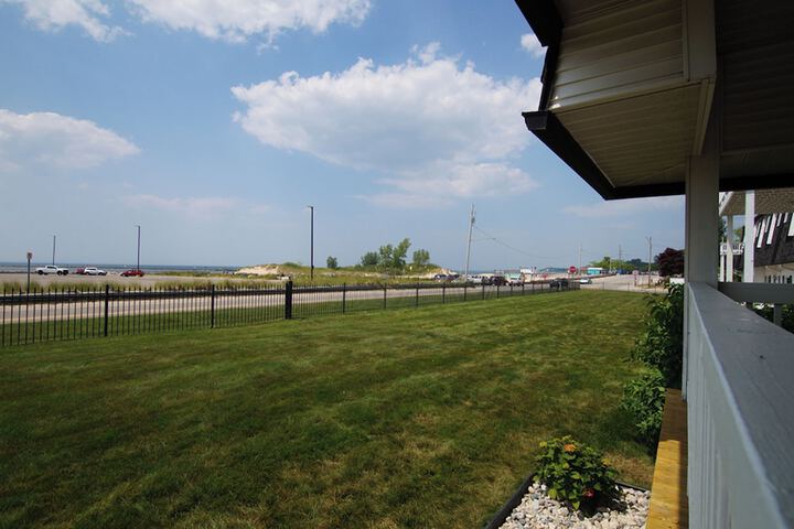 Snyders Shoreline Inn