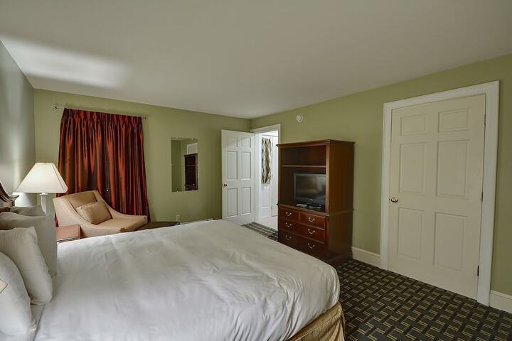 Colonial Motel