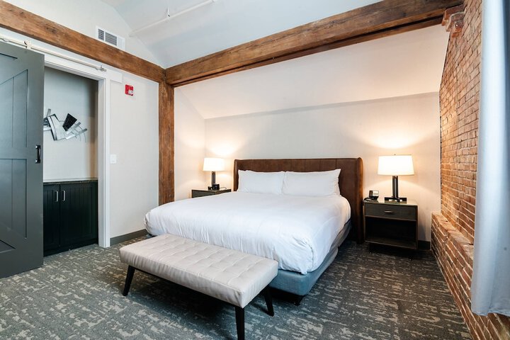 Room 32 of 98