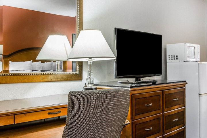 Econo Lodge Inn & Suites Enterprise