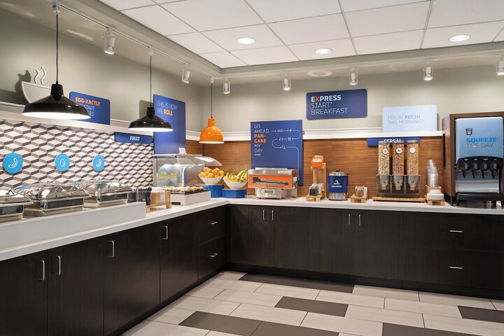 Holiday Inn Express Indianapolis Airport by IHG