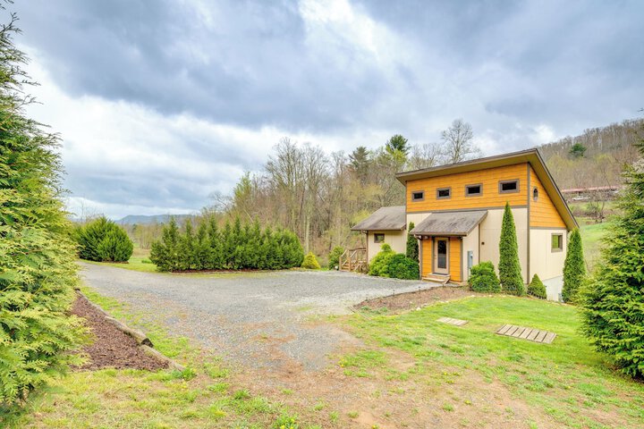 Sawyers Cabin w / Hot Tub in Blue Ridge Mtns!