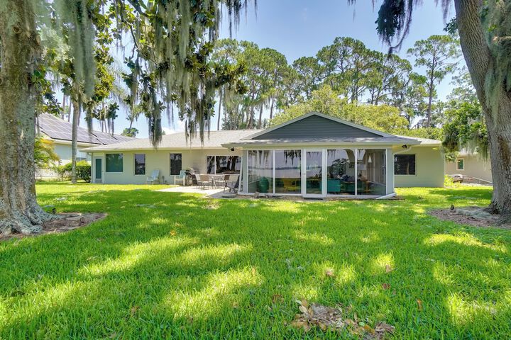Luxe Waterfront Oasis w / Dock - Direct Lake Access