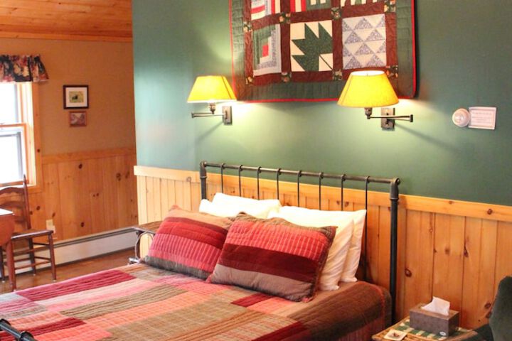 Kiwassa Lake Bed & Breakfast