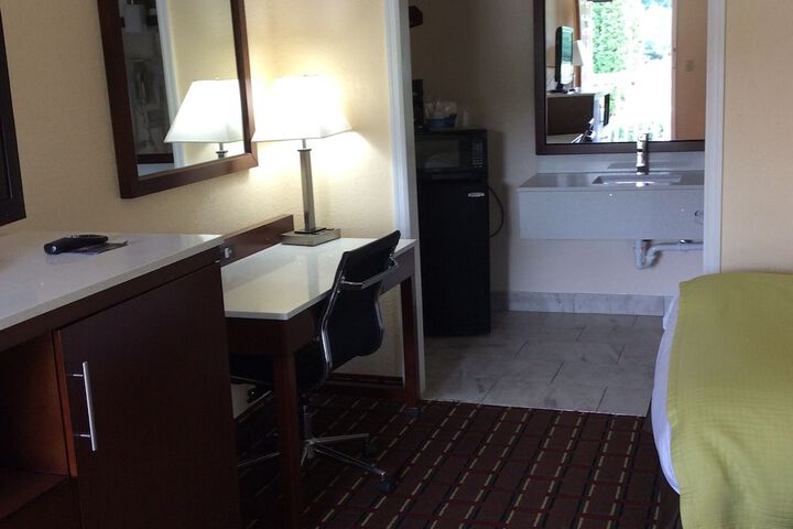 Days Inn by Wyndham Cornelia