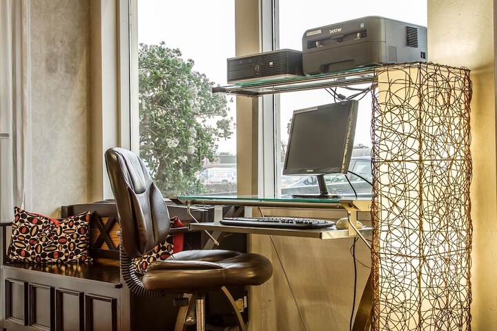Business Center 63 of 66