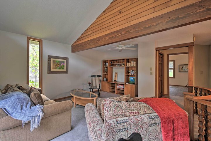 Spacious Lakehouse w / Deck Kayaks, & Dock!