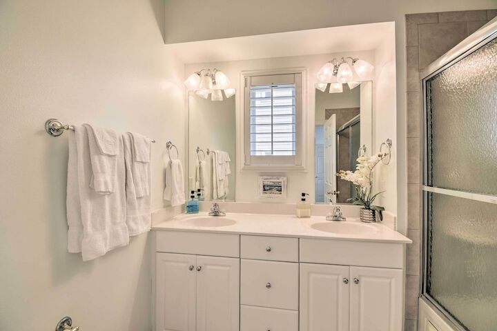 Ocean Isle Condo With Community Pool & Hot Tub!