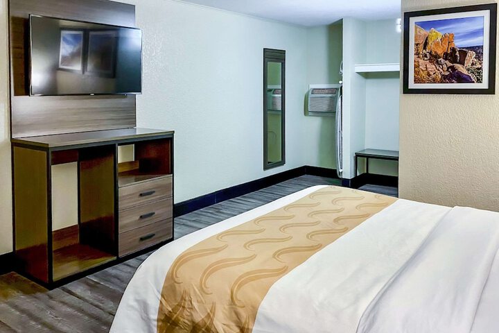 Room 17 of 28