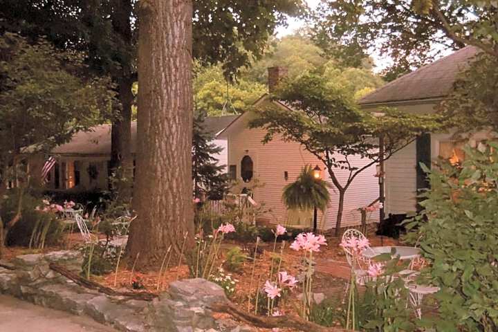 Maple Leaf Cottage Inn