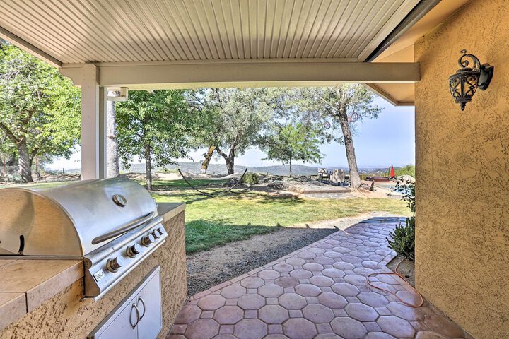 Luxe Auburn Hideaway w / Tennis Court & Views!