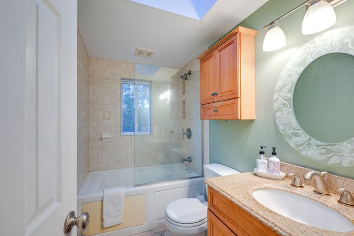 Cozy Dix Hills Apt w / Deck 7 Mi to Beach!