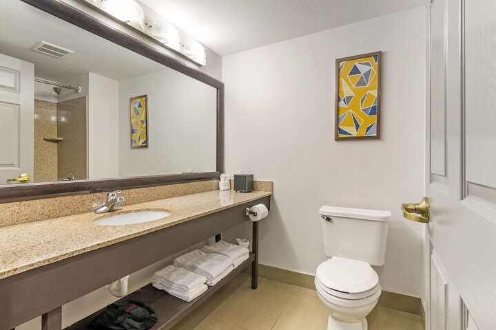 Room 10 of 33
