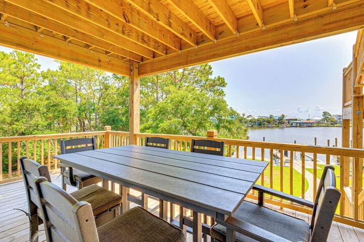 Waterfront Oasis in Dauphin Island - Shared Perks!